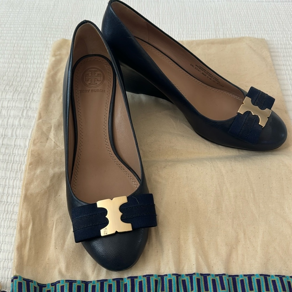 Blue pumps